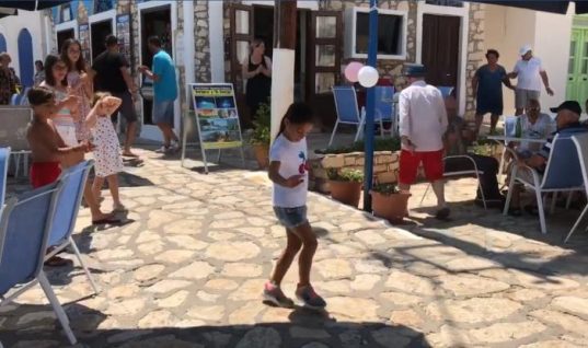Κοριτσάκι χορεύει το «Ζεϊμπέκικο της Ευδοκίας» στο Καστελόριζο και γίνεται viral στο διαδίκτυο (Vid) 