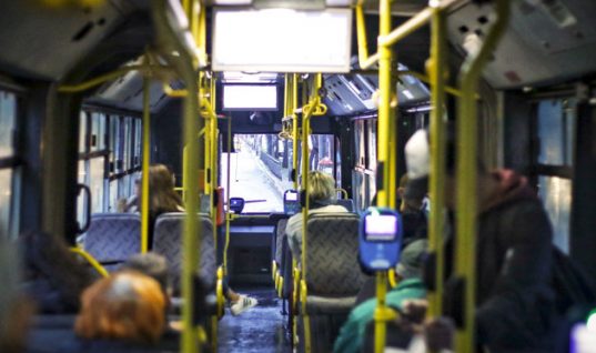 Τέλος η λαθρεπιβίβαση σε τρόλεϊ και λεωφορεία. Τι αλλάζει για τους επιβάτες από Δευτέρα