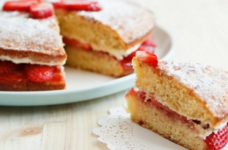 Αφράτο κέικ με κρέμα και φράουλες!