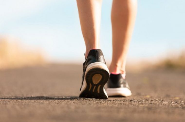Τι σημαίνει «ζωηρό περπάτημα»; Επιστήμονες απαντούν πόσα βήματα το λεπτό κάνουν καλό στην υγεία