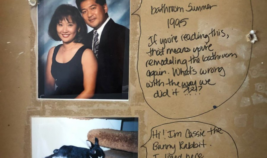 Ζευγάρι ανακαλύπτει 23 χρόνια μετά ένα κρυμμένο μήνυμα στο μπάνιο του σπιτιού του