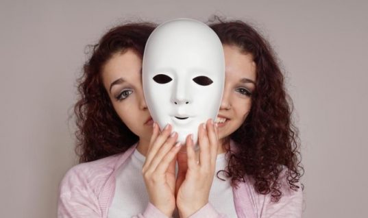 Κρυφή κατάθλιψη: Τα 6 σημάδια ότι κάποιος «κρύβει» τα συμπτώματα που περνάει