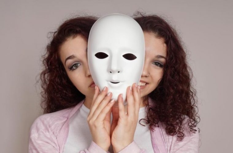 Κρυφή κατάθλιψη: Τα 6 σημάδια ότι κάποιος «κρύβει» τα συμπτώματα που περνάει