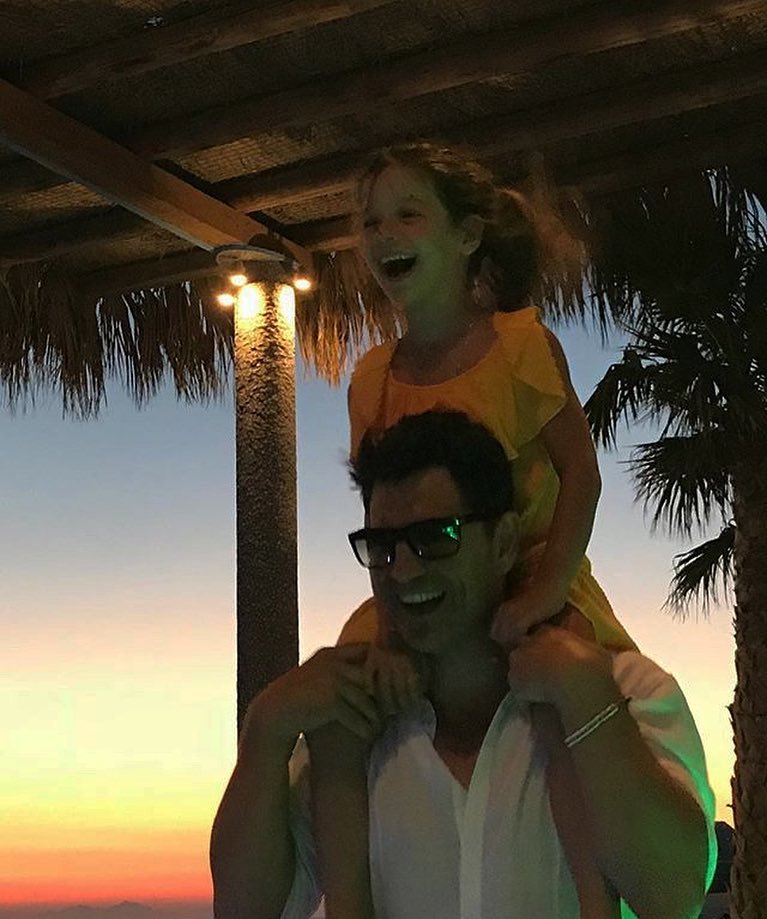 Υπέροχη φωτογραφία: Ο Σάκης Ρουβάς με την μικρή του κόρη στην Ίο!