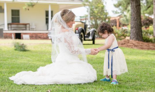 3χρονο κοριτσάκι νικά τον καρκίνο και γίνεται παρανυφάκι στον γάμο της δότριας μυελού των οστών