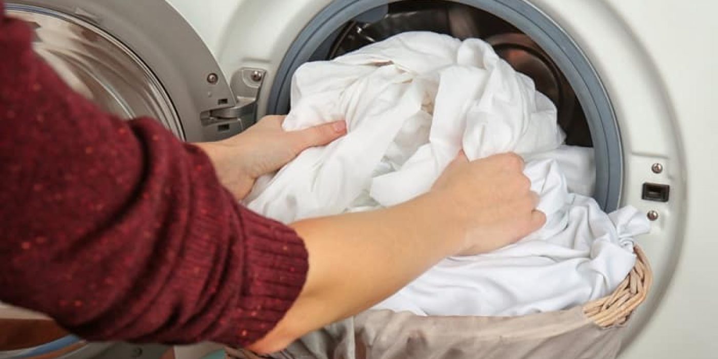 O έξυπνος τρόπος να βγαίνουν τα ρούχα σας λιγότερο τσαλακωμένα μετά το πλύσιμο!