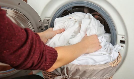 O έξυπνος τρόπος να βγαίνουν τα ρούχα σας λιγότερο τσαλακωμένα μετά το πλύσιμο!