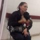 Συγκλονιστικό: Αστυνομικός θηλάζει “υποσιτισμένο και βρώμικο” μωρό σε νοσοκομείο