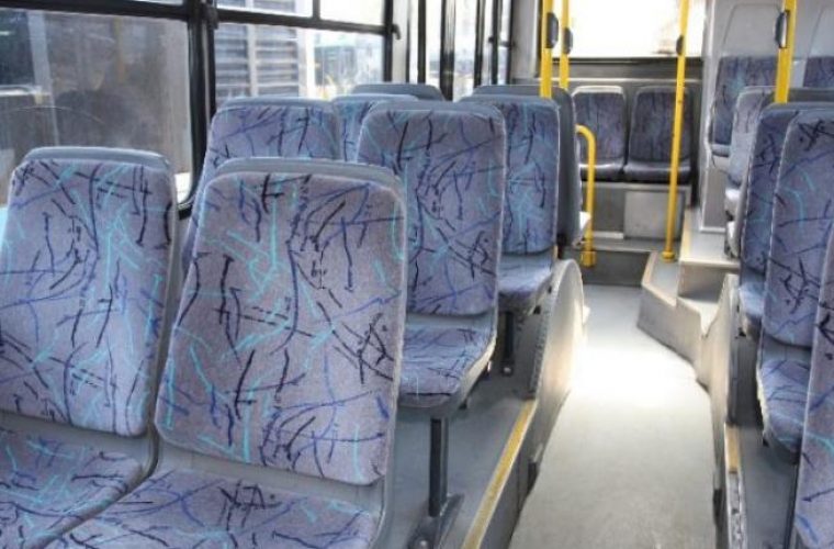 Δεν φαντάζεστε τον λόγο που τα καθίσματα των λεωφορείων έχουν πολύχρωμα σχέδια