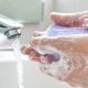 Τελικά, πρέπει να πλένουμε τα χέρια μας με κρύο ή ζεστό νερό;