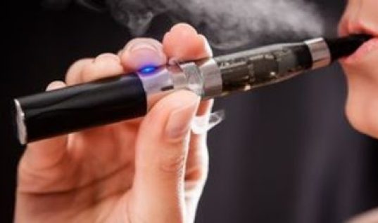 Το ηλεκτρονικό τσιγάρο μπορεί να βλάψει τους πνεύμονες σε βάθος χρόνου