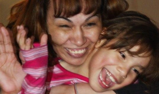 Η απίστευτη ιστορία μιας μάνας που νόμιζε επί έξι χρόνια νεκρή την κόρη της και τη βρήκε ζωντανή σ’ ένα πάρτι