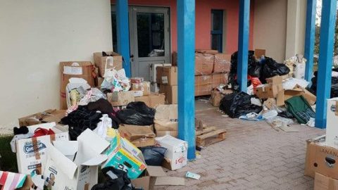 Εικόνες ντροπής: Σαν σκουπίδια πέταξε σε μια αυλή τα πράγματα για τους πυρόπληκτους ο Ψινάκης (εικόνες)