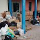 Εικόνες ντροπής: Σαν σκουπίδια πέταξε σε μια αυλή τα πράγματα για τους πυρόπληκτους ο Ψινάκης (εικόνες)