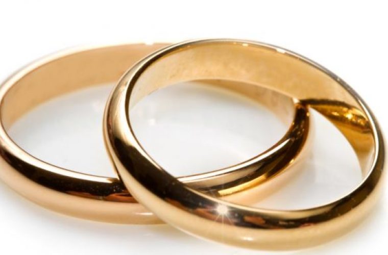 «Παντρεύτηκα στα 25! Κουμπάρος ήταν ο Διονύσης Σχοινάς, αλλά δεν ήρθε ποτέ στο γάμο! Όταν χώρισα μου είπε…»