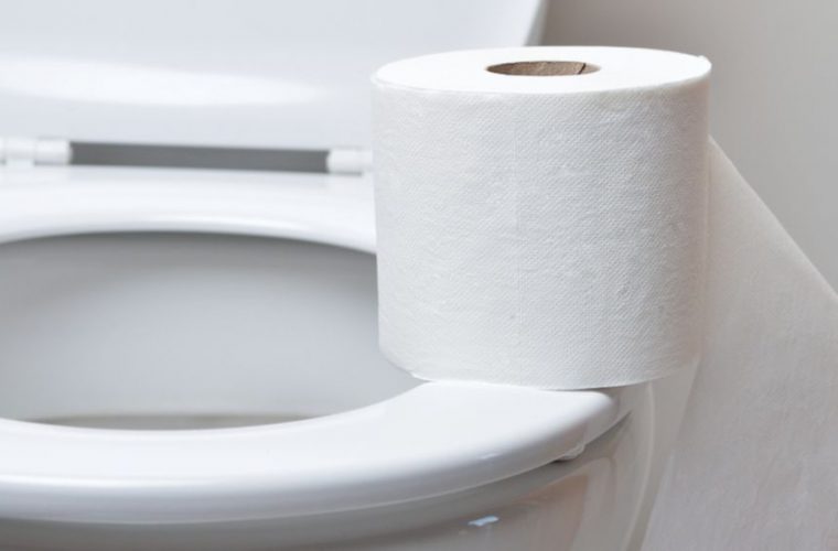 Τι μπορεί να σου συμβεί αν καλύπτεις την τουαλέτα με χαρτί για να καθίσεις -Ειδικός εξηγεί
