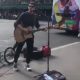 Ο Σάκης Ρουβάς πήρε την κιθάρα από πλανόδιο μουσικό και τραγουδούσε στο κέντρο του Παρισίου (εικόνες – vid)