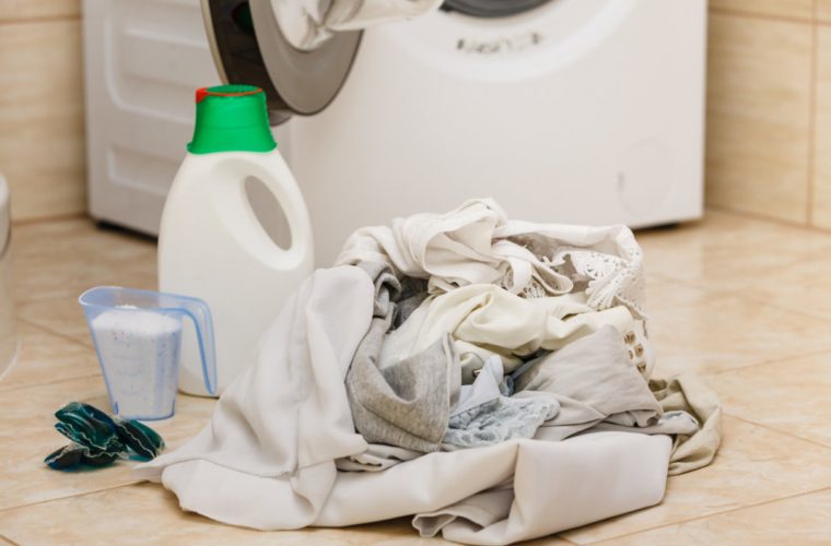 Μπορούμε να πλένουμε μαζί τα καθαριστικά πανιά και τα ρούχα μας στο πλυντήριο; Οι ειδικοί απαντούν