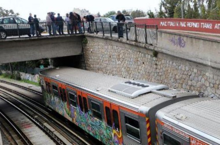 Έλληνας τραγουδιστής ο άνδρας που αυτοκτόνησε πέφτοντας στις γραμμές του τρένου (εικόνες)