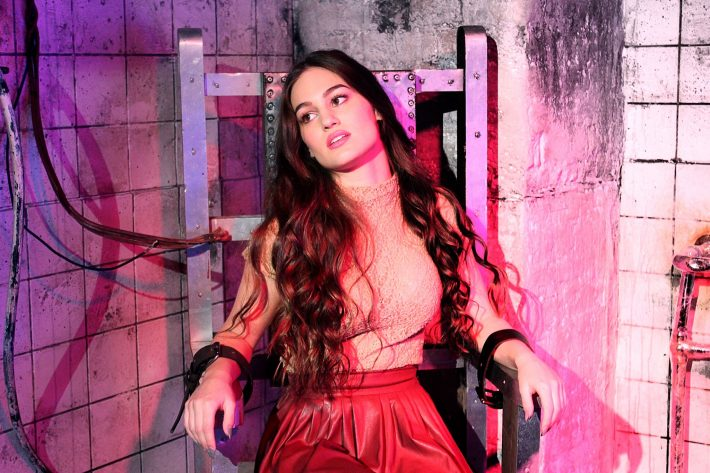 Ετών 24, κορμί αλαβάστρινο: Η χυμώδης Ελληνίδα που σαρώνει στο βρετανικό X Factor (Pics)