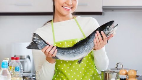 Μυρίζει… ψαρίλα; 5 τρόποι για να τη διώξεις από την κουζίνα σου