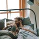 Η δραστηριότητα που πρέπει να κάνετε στο κρεβάτι για να ενισχύσετε τον γάμο σας -Και δεν είναι το σεξ