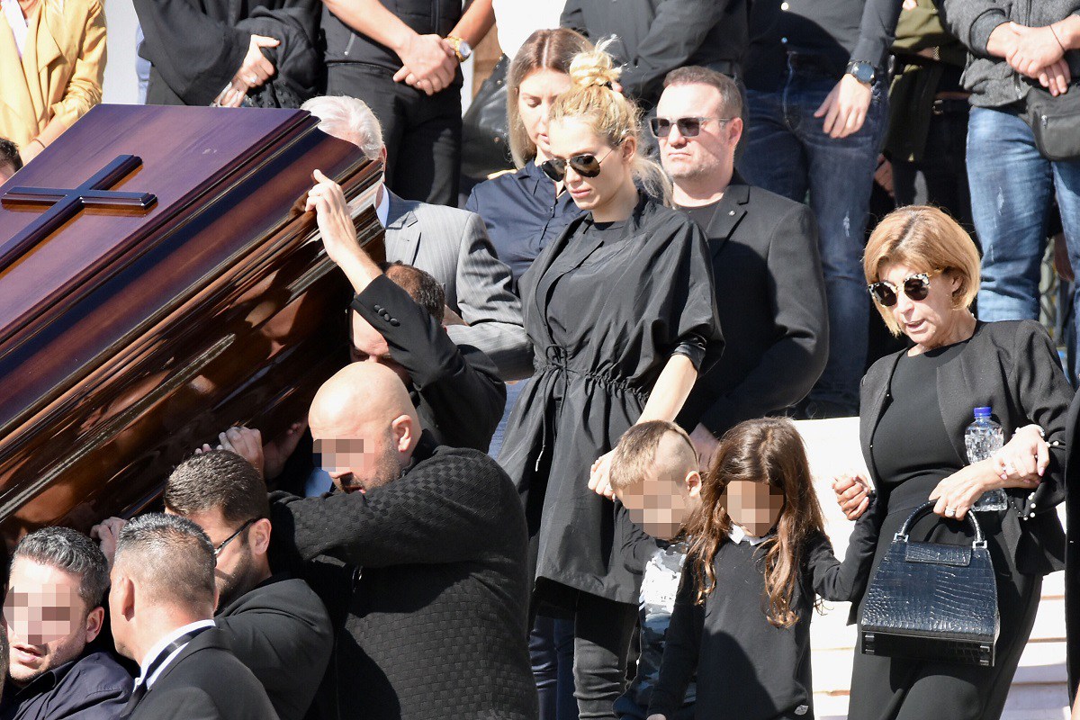 Συντετριμμένη η Βικτώρια Καρύδα στην κηδεία του συζύγου της που δολοφονήθηκε στη Βούλα (Pics)