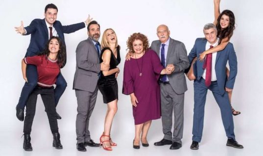 Η πιο εντυπωσιακή ξανθιά της ελληνικής τηλεόρασης εισβάλλει στην «Μουρμούρα» (Pics)