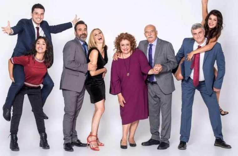 Η πιο εντυπωσιακή ξανθιά της ελληνικής τηλεόρασης εισβάλλει στην «Μουρμούρα» (Pics)