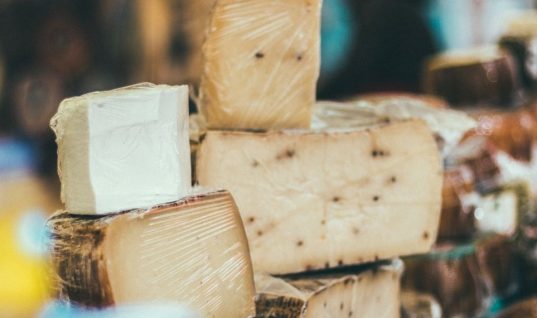 Γιατί δεν πρέπει να τυλίγεις ποτέ το τυρί σε πλαστική μεμβράνη