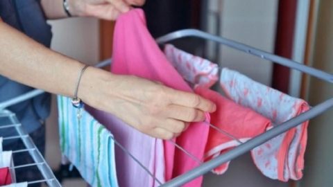 Γιατί πρέπει να ΜΗΝ στεγνώνετε τα ρούχα μέσα στο σπίτι