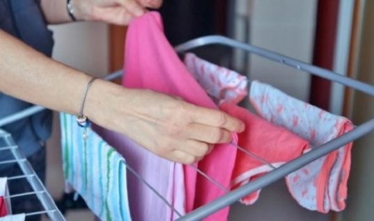 Γιατί πρέπει να ΜΗΝ στεγνώνετε τα ρούχα μέσα στο σπίτι