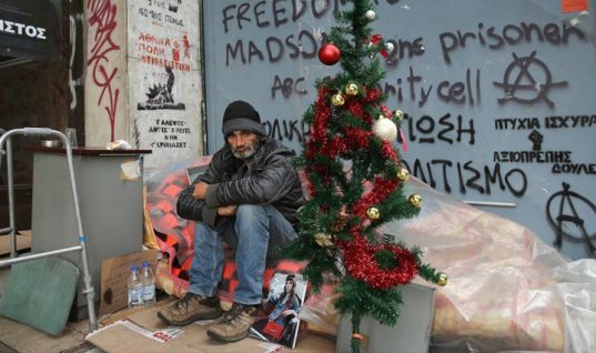 Ο δήμος «μάζεψε» το χριστουγεννιάτικο δέντρο του άστεγου Χρήστου (vid)