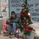 Ο δήμος «μάζεψε» το χριστουγεννιάτικο δέντρο του άστεγου Χρήστου (vid)