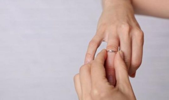 Πρησμένα δάχτυλα χεριών: 10 πιθανές αιτίες – Πότε να ανησυχήσετε