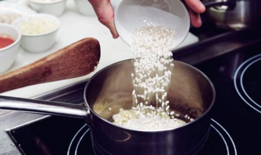 Το απλό κόλπο για να μειώσετε έως και 60% τις θερμίδες του ρυζιού!