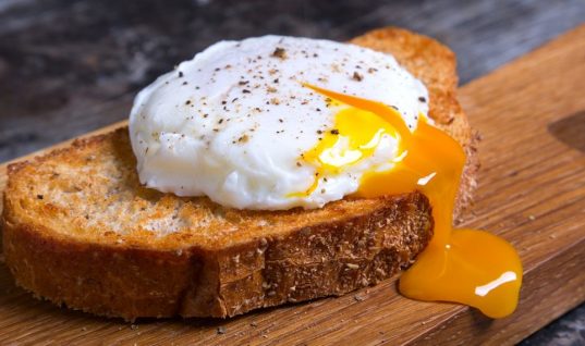 Chef αποκαλύπτει το μυστικό για να πετύχεις το τέλειο ποσέ αυγό -Και δεν είναι το ξύδι