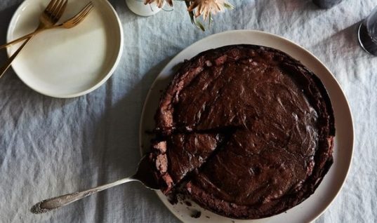 Το υγρό κέικ σοκολάτας που πετυχαίνει πάντα: Εύκολο, χωρίς αλεύρι, κολασμένα απολαυστικό