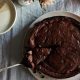 Το υγρό κέικ σοκολάτας που πετυχαίνει πάντα: Εύκολο, χωρίς αλεύρι, κολασμένα απολαυστικό