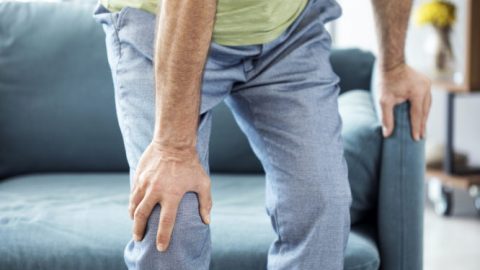 Πόνοι στα γόνατα: Όλες οι πιθανές αιτίες για να ξέρετε πώς θα ανακουφιστείτε