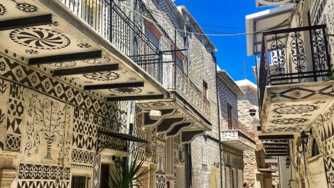 Το μεσαιωνικό χωριό της Ελλάδας που μοιάζει με περίτεχνο κέντημα
