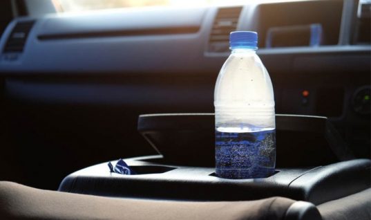 Γιατί δεν πρέπει ποτέ να αφήνουμε πλαστικά μπουκάλια στο αυτοκίνητο