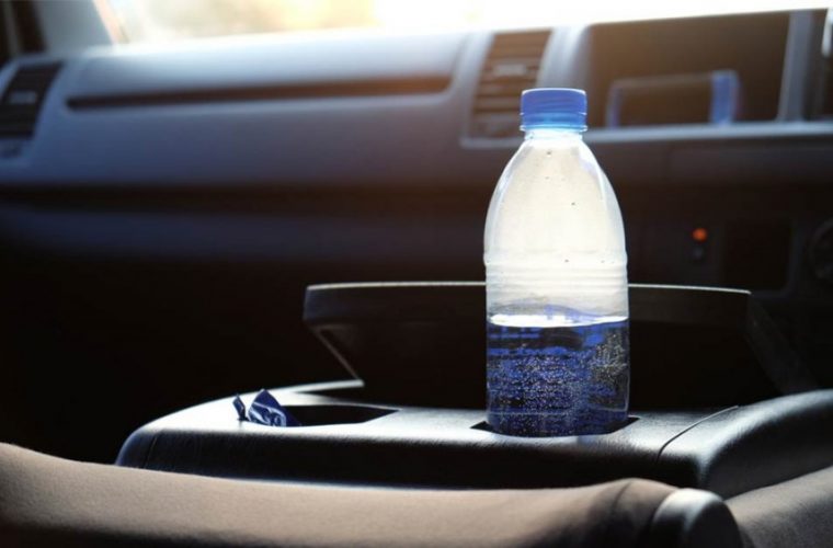 Γιατί δεν πρέπει ποτέ να αφήνουμε πλαστικά μπουκάλια στο αυτοκίνητο