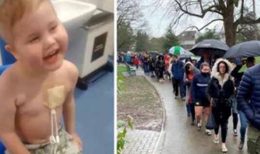 Πάνω από 5.000 άνθρωποι περίμεναν στη βροχή για να δουν αν είναι συμβατοί δότες με έναν 5χρονο καρκινοπαθή (pics)