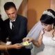 Απαράδεκτος γαμπρός χαστουκίζει με δύναμη τη νύφη μέσα στην εκκλησία επειδή δεν του άρεσε το αστείο της (Vid)