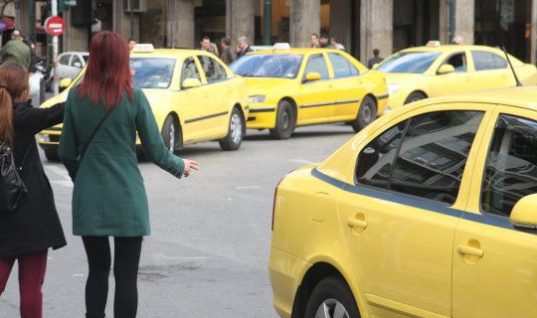 Γυναίκα γέννησε σε ταξί στο κέντρο της Αθήνας -Σε ρόλο μαιευτήρα ο ταξιτζής (vid)