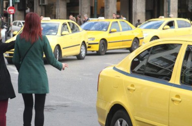 Γυναίκα γέννησε σε ταξί στο κέντρο της Αθήνας -Σε ρόλο μαιευτήρα ο ταξιτζής (vid)