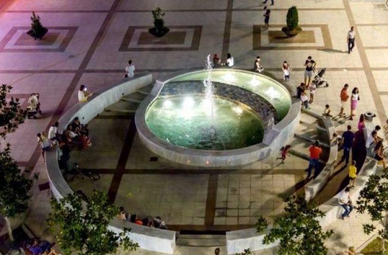 Καλαμάτα: Έκαναν μπάνιο με μπραζίλιαν στο σιντριβάνι της κεντρικής πλατείας  (εικόνα)