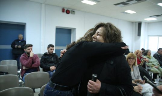 Η αγκαλιά της Μπέτυς Μπαζιάνα στη Μάγδα Φύσσα στη δίκη της Χρυσής Αυγής (εικόνες)