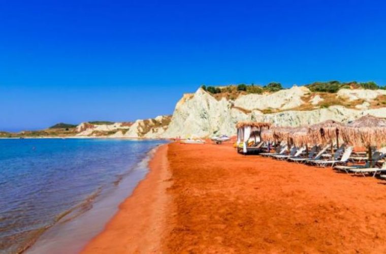 Η ελληνική παραλία με την πορτοκαλί άμμο και το ειδυλλιακό ηλιοβασίλεμα (εικόνες)